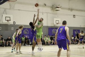 Oisin Kerlin attempts a hook shot over Will Thomas