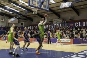 Olaf Michalczuk left handed lay up for Warriors